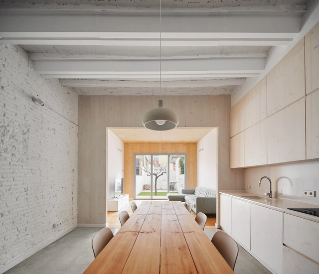 95PLA Reforma y ampliación de casa entre medianeras / Vallribera Noray Arquitectes - Fotografía interior, Casas, Cocina, Fachada, Fijación Vigas, Puerta, Sillas, Mesas, Encimera