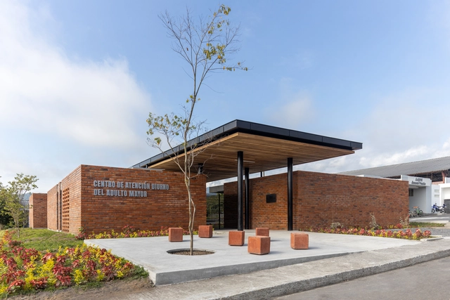 Centro de Atención Diurno del Adulto Mayor / Side FX Arquitectura - Fotografía exterior, Centros De Salud, Fachada, Puerta