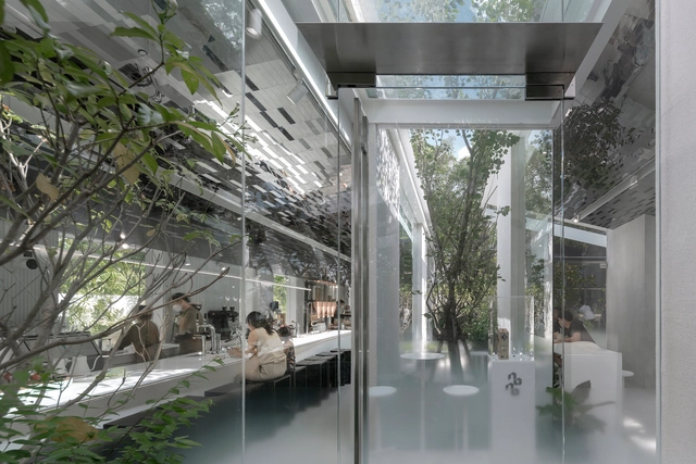 Cafetería NANA Coffee Roasters en Bangna / IDIN Architects - Fotografía interior, Café, Jardín, Fachada, Sillas, Mesas