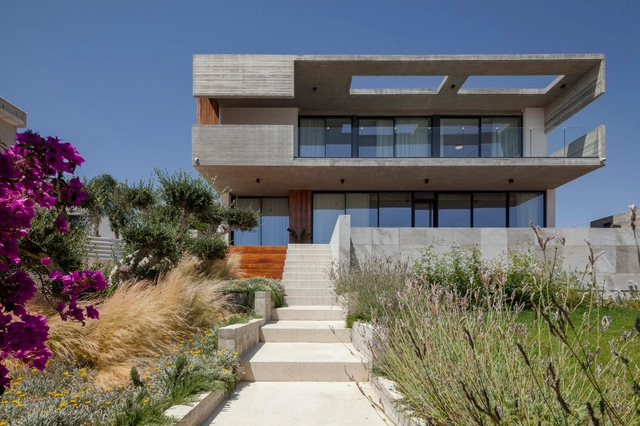 Casa ZI / vardastudio - Fotografia de Exterior, Casas, Fachada, Escada