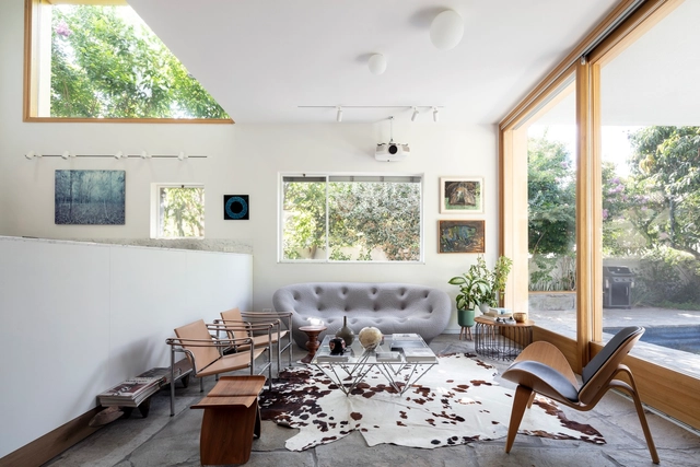 感知空间，“白盒子”住宅 / Yaniv Pardo Architects - 室内图, 独立住宅, 梁, 门, 灯, 桌子, 椅子