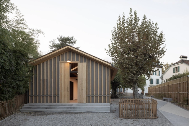 Chambésy Station Square and Cottage Renovation / acau architecture - Exterior Photography, Square, Door, Facade