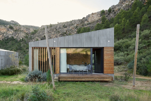 Área de Módulos Habitacionais no Hotel-Spa de Ariño / David Martínez | Tangram Arquitectura + Diseño - Fotografia de Exterior, Arquitetura Paisagística, Fachada, Porta