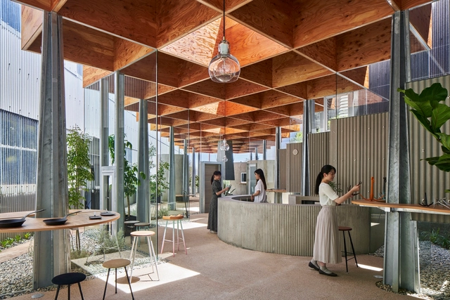 7x30米网格屋顶，Santo 商店 / UID Architects - 室内图, 零售建筑, 厨房, 表皮, 门, 梁, 桌子, 椅子, 灯