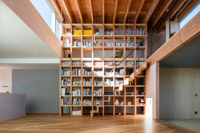 18 Projetos de interiores que usam estantes abertas para esconder a bagunça - Imagem de Destaque