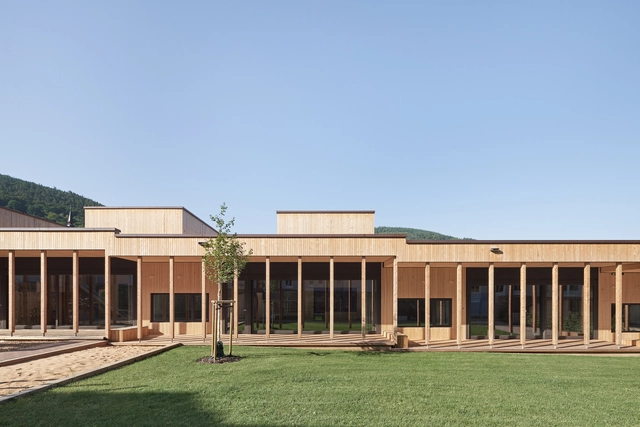  Guardería y centro familiar en Miltenberg / Bez+Kock Architekten - Fotografía exterior, Guardería, Fachada, Puerta