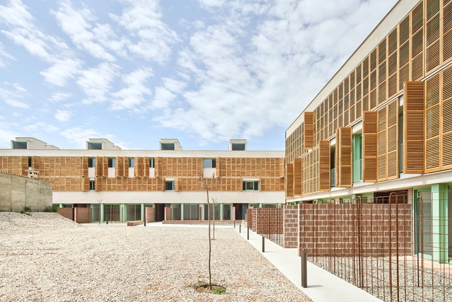 54 Moradias Públicas em Inca, Ilhas Baleares / Joan Josep Fortuny Giró + Alventosa Morell Arquitectes  - Fotografia de Exterior, Apartamentos, Fachada, Porta