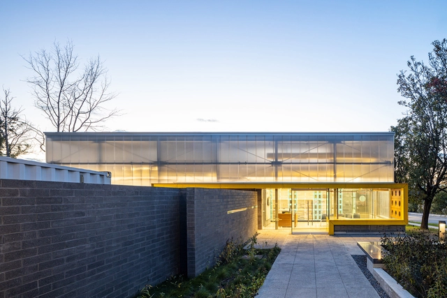 Centro de Cuidados com Animais de Staten Island / Garrison Architects - Fotografia de Exterior, Abrigo Animal, Jardim, Fachada, Porta