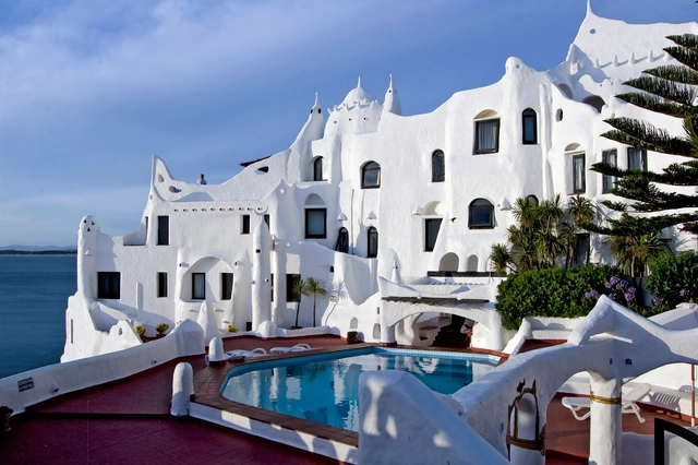 ¿Arquitectura sin arquitectos? Casapueblo, una arquitectura modelada sobre Punta Ballena, Uruguay - Imagen Principal