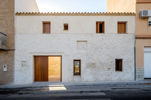 La casa de Paqui / Mentrestant Arquitectura Cooperativa - Fotografía exterior, Remodelaciones, Puerta, Fachada, Arco