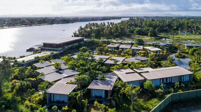 Resort Amber Kampot / Bloom Architecture - Fotografía exterior, Hotelería Y Entretenimiento, Jardín, Fachada, Urbano