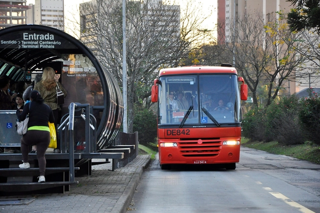 O modelo de transporte público de Curitiba na contramão das ideias estrangeiras adotadas no Brasil - Imagem de Destaque
