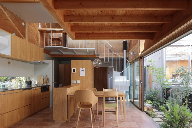 Casas / Unemori Architects - Fotografía interior, Casas, Cocina, Fijación Vigas, Fachada, Puerta, Mesas, Sillas, Encimera