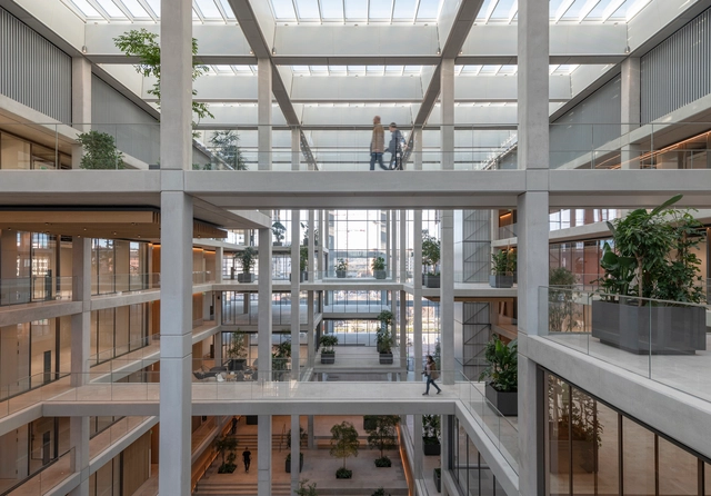 Complejo de oficinas colaborativas ICÔNE / Foster + Partners - Fotografía interior, Interiores De Cowork, Fachada, Fijación Vigas, Barandas