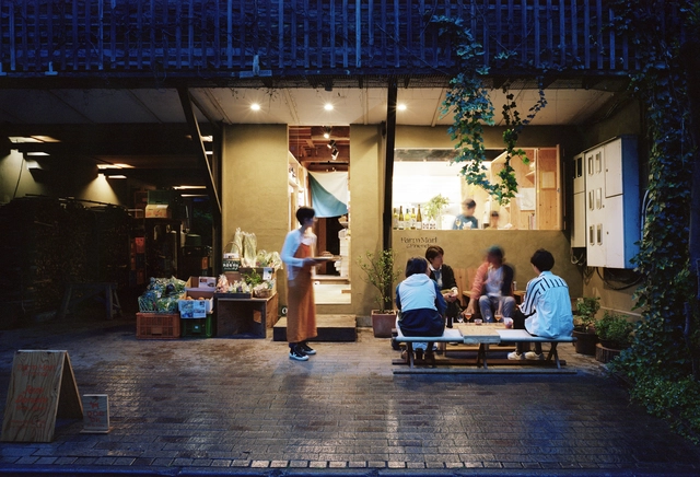 FarmMart & Friends Shop and Kitchen / Jo Nagasaka + Schemata Architects - Exterior Photography, Market, Chair, Table, Bench