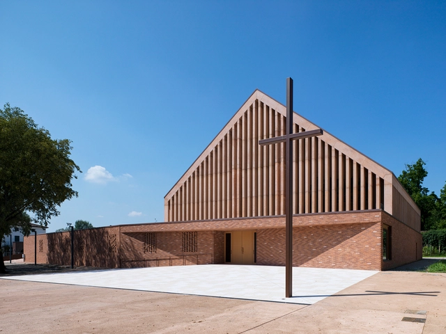 Iglesia del Espíritu Santo de Pegognaga / LR-Architetti - Fotografía exterior, Iglesia, Fachada, Puerta