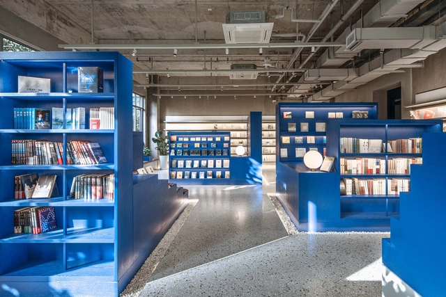 绿瓦体育书店 / 大于建筑 + 不也设计工作室 - 室内图, 零售室内设计, 门