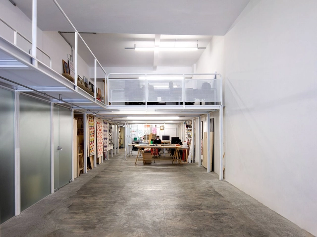 Galpón común / GOAA - Gusmão Otero Arquitetos Associados + Goma Oficina Colaborativa - Fotografía interior, Edificio De Oficinas, Cocina, Fachada, Puerta, Sillas, Bancas, Mesas