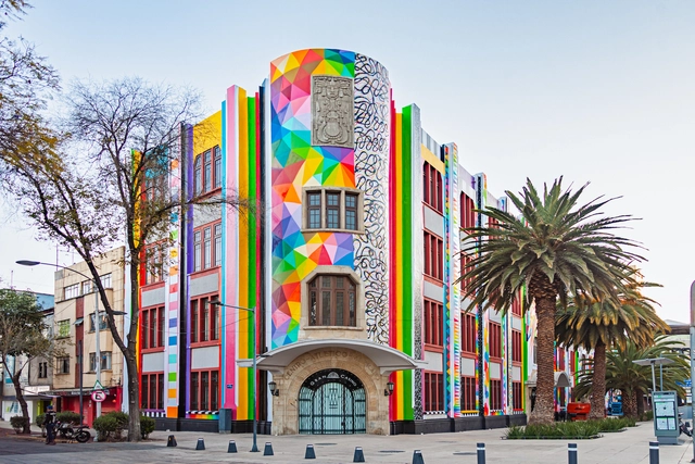 Okuda San Miguel realiza intervención plástica en la fachada del Frontón México para la Semana del Arte - Imagen Principal