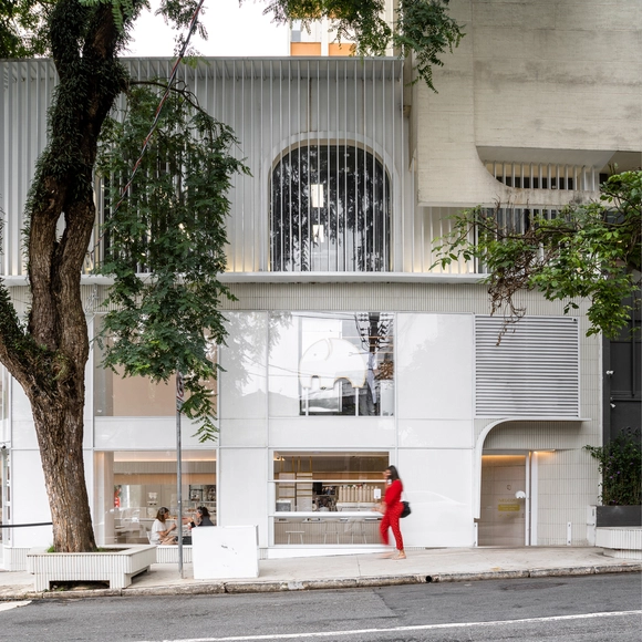 Cafetería We Coffee - Unidade Jardins / BYN Studio + ENTRE Arquitetos  - Fotografía exterior, Café, Fachada, Puerta, Arco, Escaleras, Pilares, Balcón