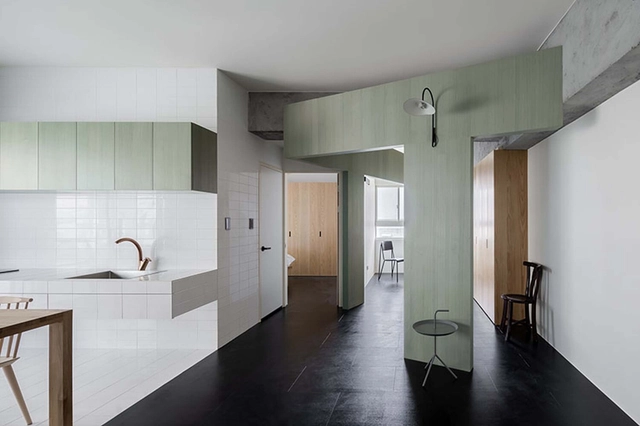 一人宅 / Metrics Architecture Studio - 室内图, 公寓室内设计, 厨房, 表皮, 水槽, 台面, 椅子, 桌子