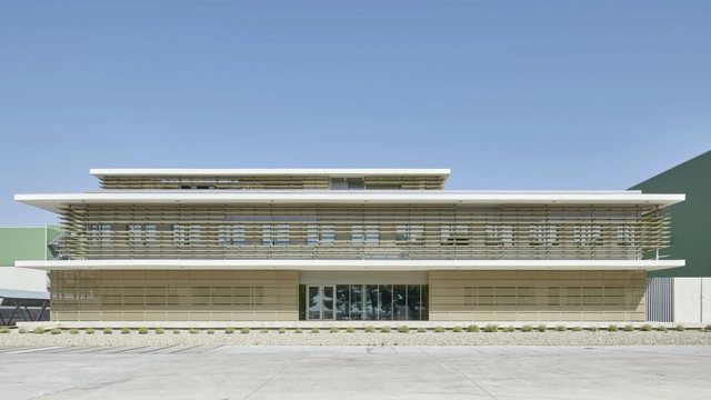 Centro de controle de acessos e edifício SAICA I+D+i / IDOM - Fotografia de Exterior, Centro De Pesquisas, Fachada, Escada