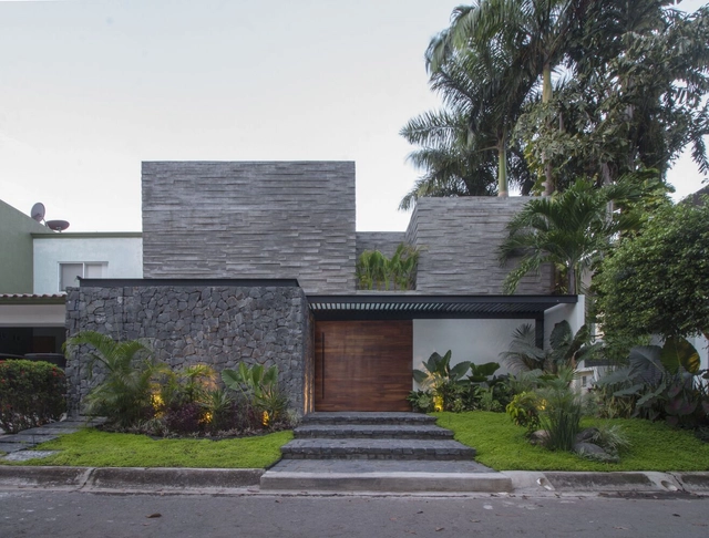 Casa Toros / Apaloosa Estudio de Arquitectura y Diseño + Simetría Estudio de Arquitectura - Fotografía exterior, Casas, Jardín, Fachada, Puerta, Escaleras