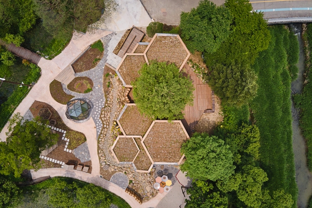 Hexagonal Plans: Geometric Sets in the Architectural Composition - Featured Image