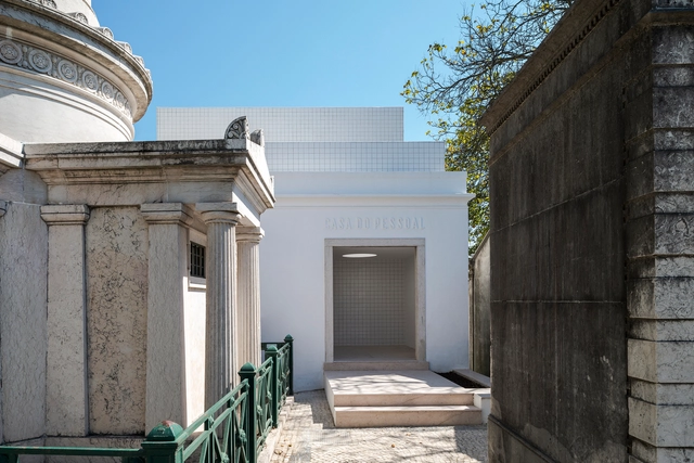 Casa do Pessoal / COM/O atelier - Fotografia de Exterior, Criptas E Mausoléos, Fachada, Porta, Arco, Pilar, Escada