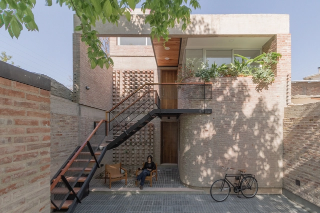 Casa Segura 1124 / Primer Piso Arquitectos - Fotografía exterior, Vivienda Colectiva, Patio interior, Fachada, Barandas