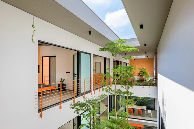 The Colour Burst House / LIJO RENY architects - Interior Photography, Houses, Facade, Door, Handrail
