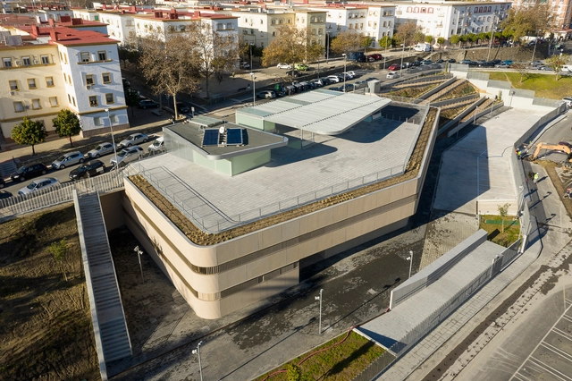 Centro de Salud “Isla Chica” de Huelva / Fco. Javier Terrados Cepeda + Fernando Suárez Corchete - Fotografía interior, Centro De Salud, Fachada, Urbano