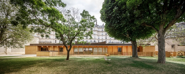 Jardín de infancia de madera y tierra apisonada / Atelier Régis Roudil Architectes - Fotografía exterior, Guardería, Jardín, Fachada