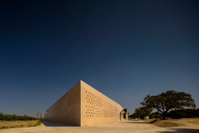 Fábrica de Processamento de Nozes  / ARC Arquitectos - Fotografia de Exterior, Fábrica, Fachada, Arco