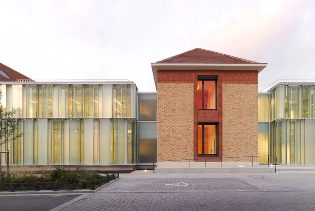 Hospitales y Centros de Salud: 50 ejemplos en planta de arquitectura - Imagen Principal