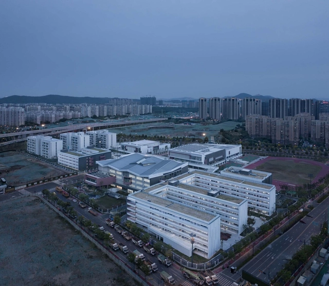 Yuhua Campus of Nanjing Zhonghua High School / Architecture & Engineers of Southeast University - Exterior Photography, Schools , Facade, Cityscape
