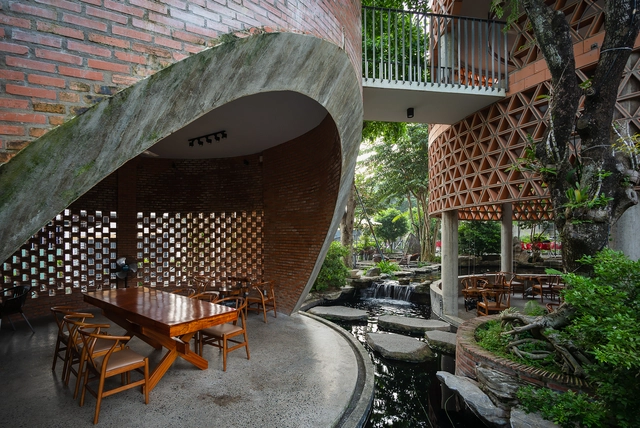 NAM 蘑菇咖啡店，花园中长出建筑 / G+ Architects - 室内图, 咖啡馆, 天井, 表皮, 桌子, 椅子