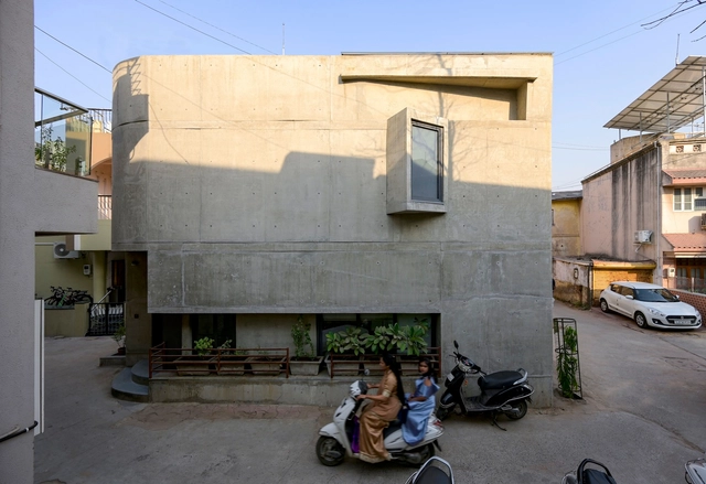 Uma Casa Modesta no Bairro "Pol" / inpractice - Fotografia de Exterior, Casas, Fachada