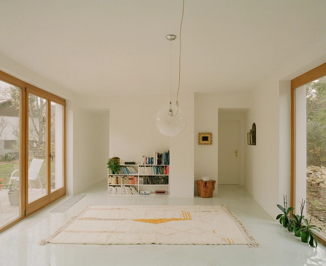 Casa y taller entre las Colinas de Buda / GUBAHÁMORI - Fotografía interior, Casas, Fijación Vigas, Fachada, Puerta, Barandas, Sillas, Mesas