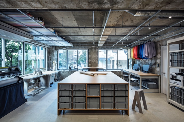 OVERCOAT Tienda de Tokio / Atelier Write - Fotografía interior, Interiores Comerciales, Cocina, Fijación Vigas, Mesas, Sillas