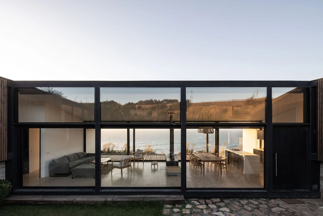 Casa Pujol-Otaegui / Raimundo Gutierrez Frías - Fotografía exterior, Casas, Fachada, Sillas, Mesas, Bancas