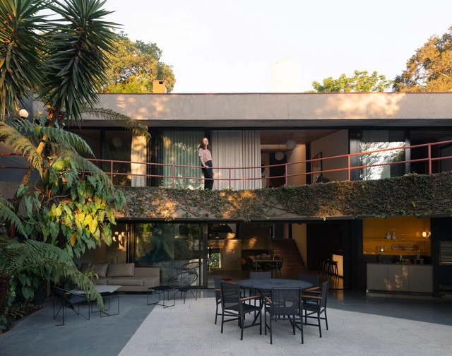 Retrofit Casa 275 / IN arq+design - Fotografia de Exterior, Renovação, Pátio, Fachada, Porta, Mesa, Cadeira