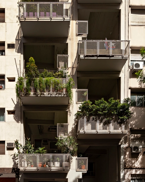 Modernidad Brutalista: El edificio de Clorindo Testa, Héctor Lacarra y Elena Acquarone que combina vacíos, terrazas y dobles alturas en Buenos Aires - Imagen Principal