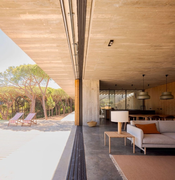 Ventanas minimalistas que desdibujan los límites del espacio: Casa en Praia Verde - Imagen Principal