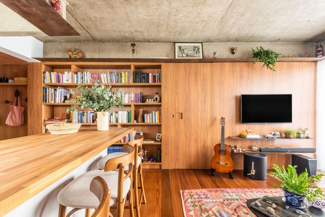 Apartamento Virgílio / André Ávila Arquitetura + Luis Canepa Arquitetos - Fotografia de Interiores, Renovação, Cozinha, Viga, Mesa, Cadeira, Bancada