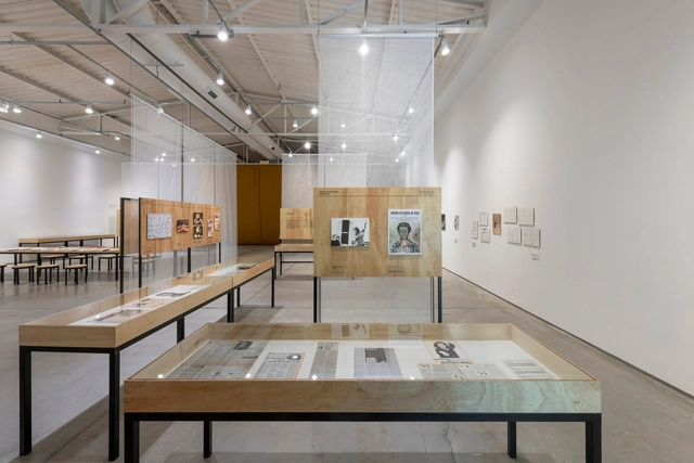 Exposição “O Mundo é o Teatro do Homem” / Vazio S/A - Fotografia de Interiores, Instalações Temporárias, Cozinha, Mesa, Cadeira