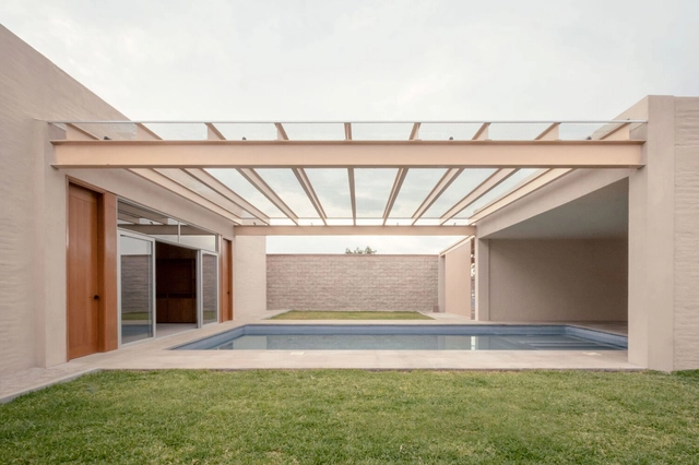 Casa Naranjo / Taller Michoacán + Bruno Lomelín Gomez - Fotografia de Exterior, Casas, Jardim, Fachada, Viga, Porta