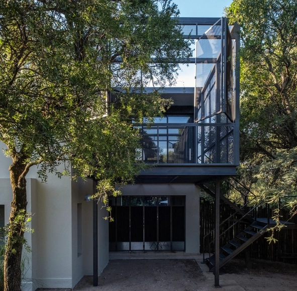 Una pequeña casa en El Bosque / Esteras Perrote - Fotografía exterior, Casas, Fachada, Escaleras, Puerta