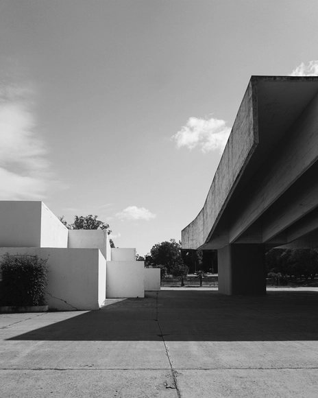 Clásicos de Arquitectura: Cementerio Parque / Horacio Baliero + Carmen Córdova - Fotografía exterior, Fachada