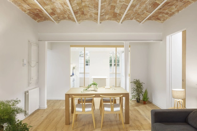 Vivienda Gracia / Roman Izquierdo Bouldstridge - Fotografía interior, Renovación, Fijación Vigas, Puerta, Arco, Mesas, Sillas